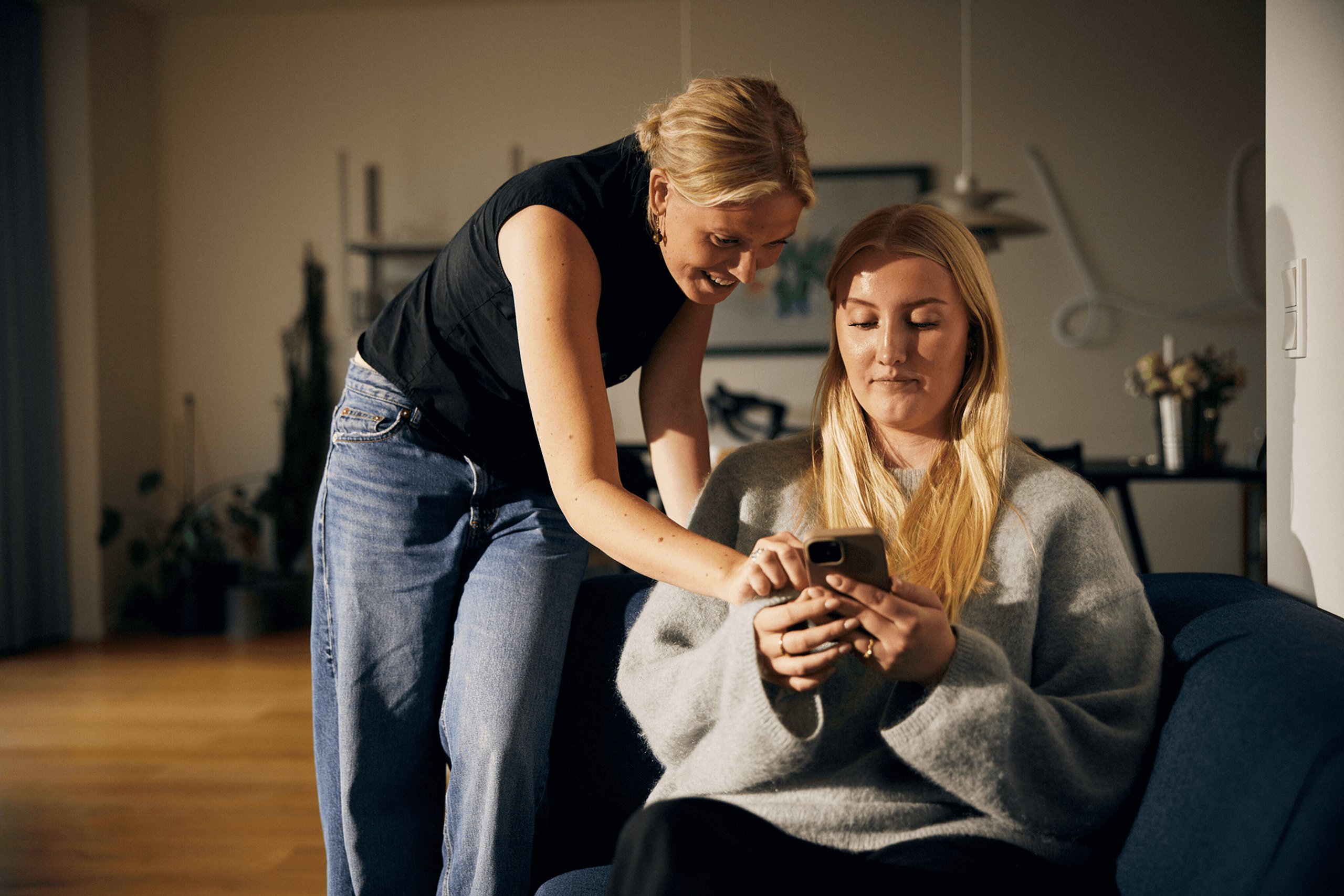 Två bostadssökande tittar på hyresrätter på BostadsPortal.